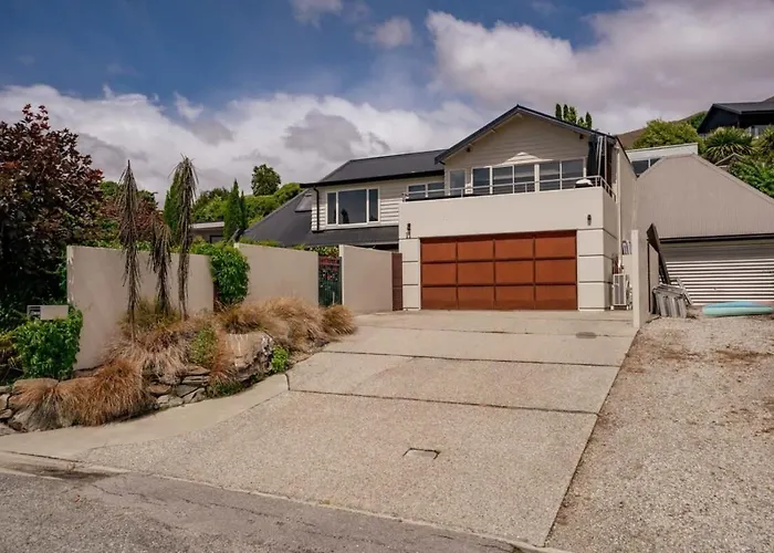 Lakeside Premier Holiday home