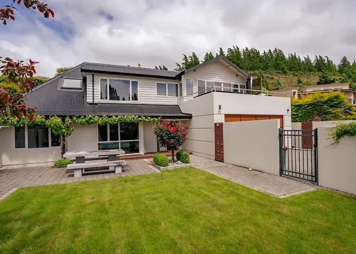 Lakeside Premier Holiday home